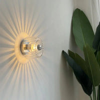 Moderne Glas-Wandlampe, Nordic Bauhaus Stil, warmes Licht, Wohnzimmer Dekoration.