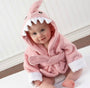 Baby in rosa Haifisch-Bademantel, Kapuze mit Zähnen, weiches Frottee, niedliche Babykleidung.
