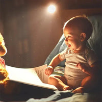 Kleinkind liest Buch im Bett, Nachtlicht, gemütlich, Baby, Lesen, Kinderzimmer, Entspannung.
