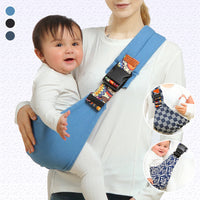Frau trägt Baby in blauem Tragetuch, ergonomisch, verstellbar, bequem, Babytrage, Eltern.