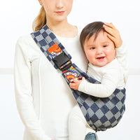 Frau mit kariertem Babytragesitz, blau-weiß, ergonomisch, bequem, für Kleinkinder.