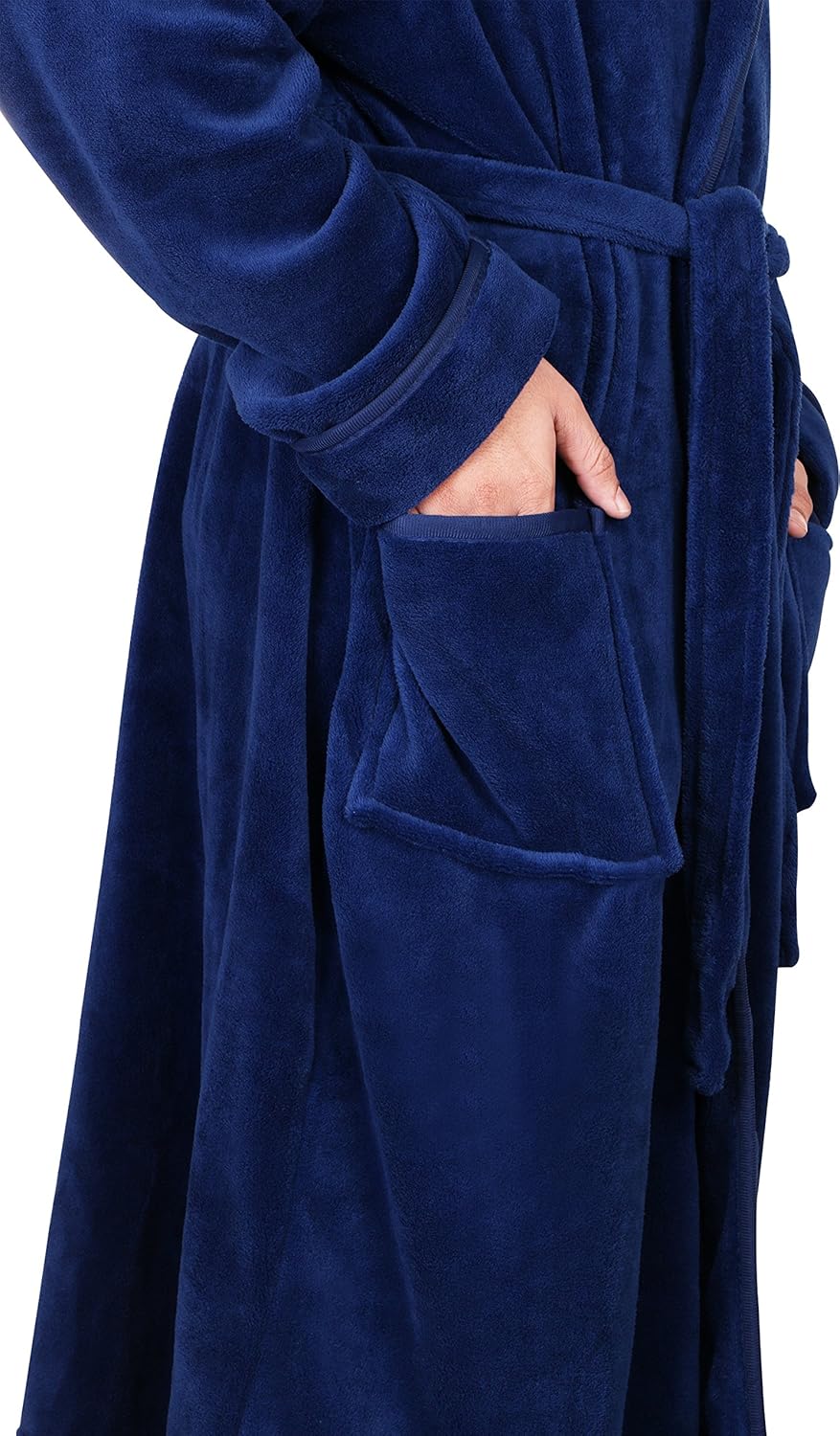 Dunkelblauer Fleece-Bademantel mit Taschen und Gürtel, weiches Material, gemütlich und warm.