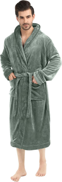 Mann im grünen Fleece-Bademantel mit Gürtel, gemütlich, weich, ideal für Zuhause.