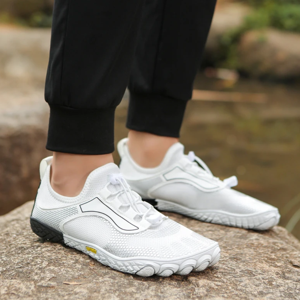 Weiße Barfußschuhe, atmungsaktiv, rutschfest, ideal für Outdoor-Aktivitäten.