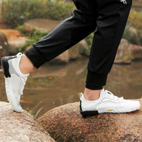 Weiße Barfußschuhe für Herren, atmungsaktiv, rutschfest, ideal zum Laufen und Wandern.