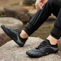 Schwarze Barfußschuhe für Herren, atmungsaktiv, ideal zum Wandern und Laufen.