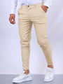 Beige Chinohose Herren, Slim Fit, Baumwolle, elegant, mit weißem Hemd und Sneakern.