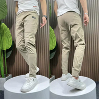 Beige Chino-Hose für Herren, lässig, Baumwolle, mit Taschen, ideal für Freizeit, modisch.
