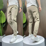 Beige Chino-Hose für Herren, lässig, Baumwolle, mit Taschen, ideal für Freizeit, modisch.