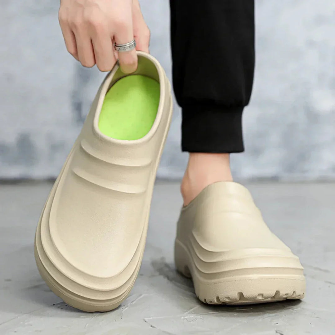 Beige Clogs für Herren, rutschfest, bequem, mit grüner Innensohle, Freizeitschuhe.