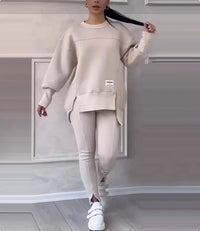 Frau in beigem Oversize-Sweatshirt und Leggings, modisch, bequem, Freizeitkleidung.
