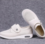 Beige orthopädische Schuhe mit Klettverschluss, atmungsaktiv, rutschfest, für Damen.