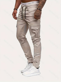 Beige Herren-Cargohose, Calvin Klein, mit Taschen und Kordelzug, kombiniert mit weißen Sneakers.
