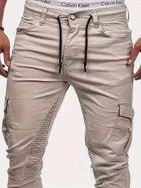 Beige Herren-Cargohose mit Taschen, Calvin Klein Unterwäsche sichtbar, modisch, lässig.