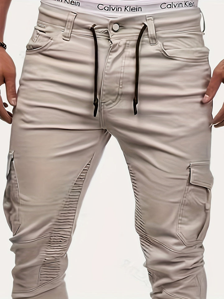 Beige Herren-Cargohose mit Taschen, Calvin Klein Unterwäsche sichtbar, modisch, lässig.