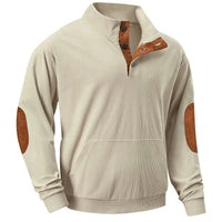 Beige Herrenpullover mit Knopfleiste und braunen Ellbogen-Patches, aus Baumwolle.