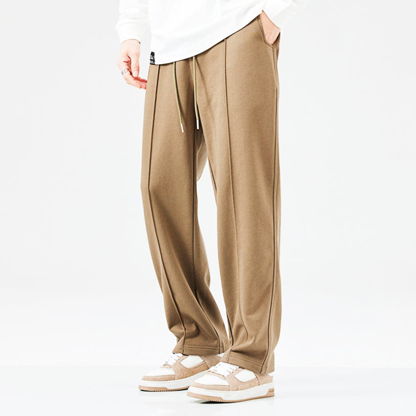 Beige Jogginghose aus Baumwolle, lässig, mit Kordelzug, ideal für Freizeit und Sport.