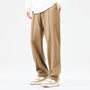 Beige Jogginghose aus Baumwolle, lässig, mit Kordelzug, ideal für Freizeit und Sport.