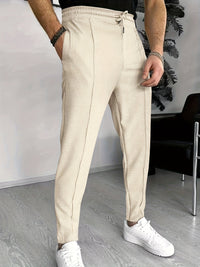 Beige karierte Herren-Chinohose, elastischer Bund, modern, lässig, Baumwolle, stilvoll.