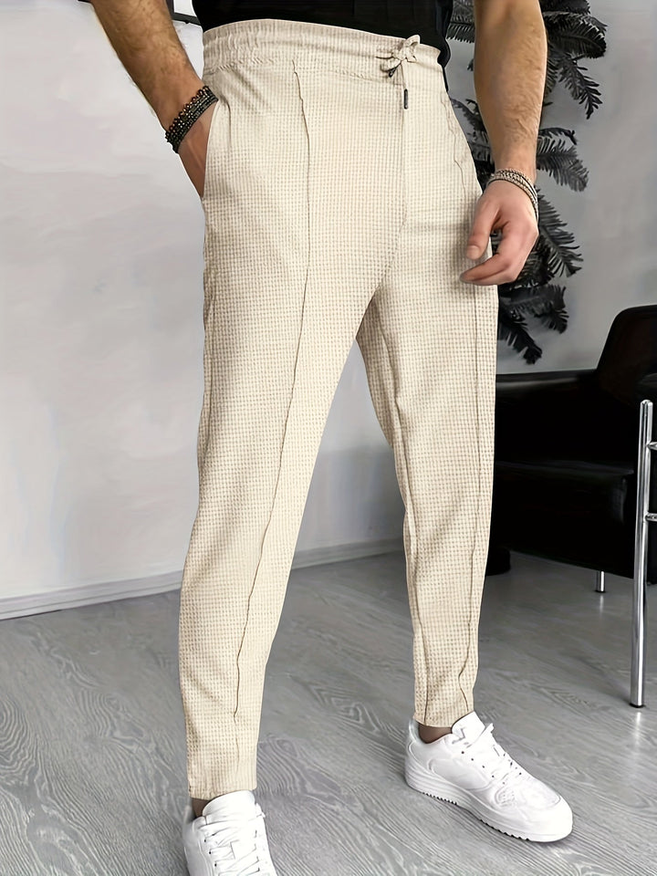 Beige karierte Herren-Chinohose, elastischer Bund, modern, lässig, Baumwolle, stilvoll.