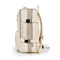 Beiger Rucksack seitlich, Reißverschlüsse, verstellbare Gurte, strapazierfähiges Material.