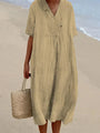 Frau in beige Leinenkleid am Strand mit Strohtasche, Sommermode, lässiger Stil.