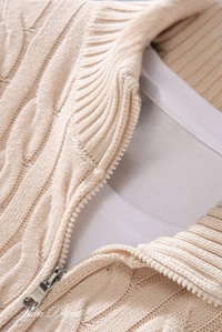 Beiger Strickpullover mit Zopfmuster und Reißverschluss, modisch und warm, aus Baumwolle.