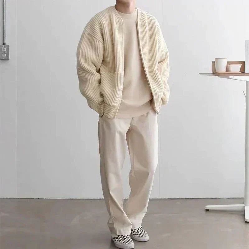 Mann in cremefarbenem Strickpullover und Hose, lässiger Stil, moderne Herrenmode.