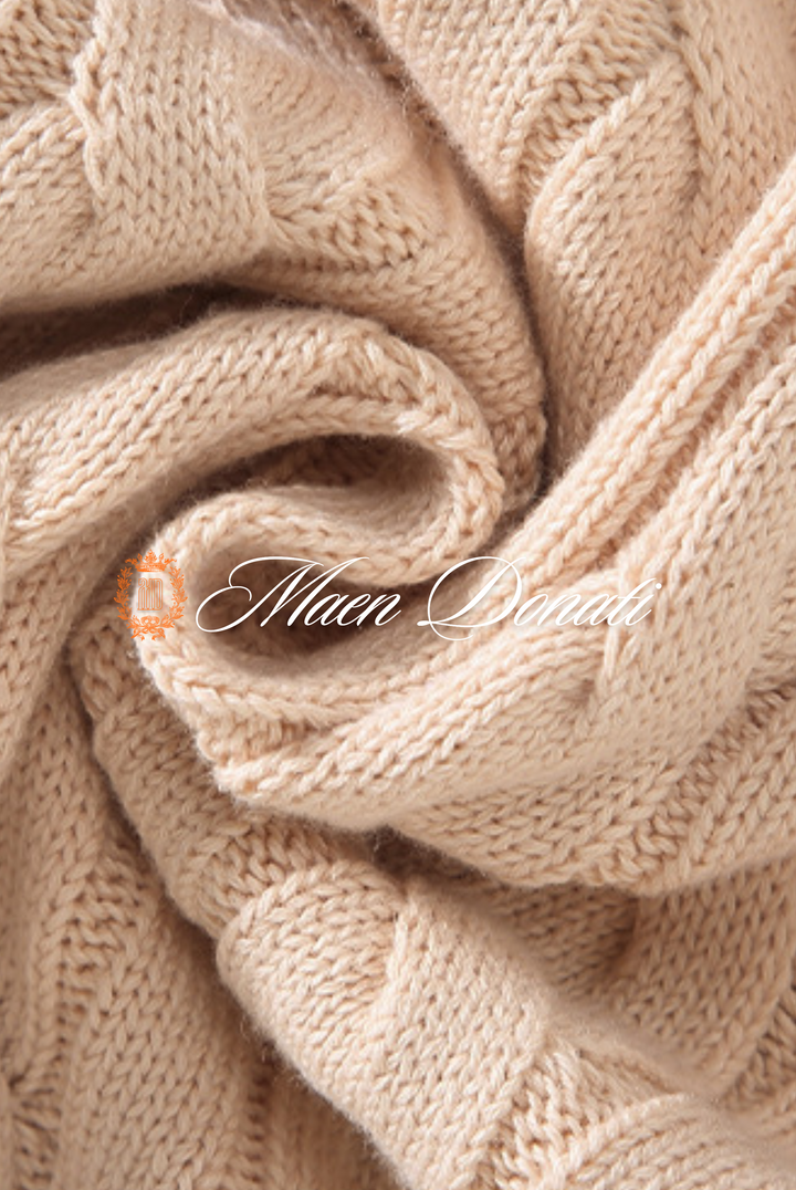 Beigefarbener Strickschal aus Wolle, weiches Material, Nahaufnahme, Modeaccessoire.