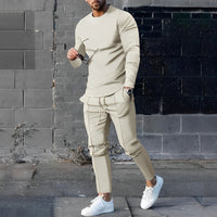 Mann in beigem Trainingsanzug, weiße Sneaker, graue Wand, urbane Mode, Freizeitkleidung.
