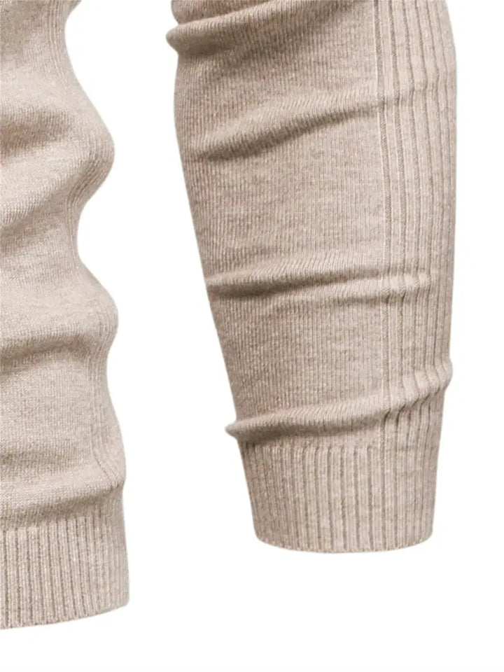 Beiger Strickpullover aus Wolle, Nahaufnahme des Ärmels, weiches Material, modisch, warm.