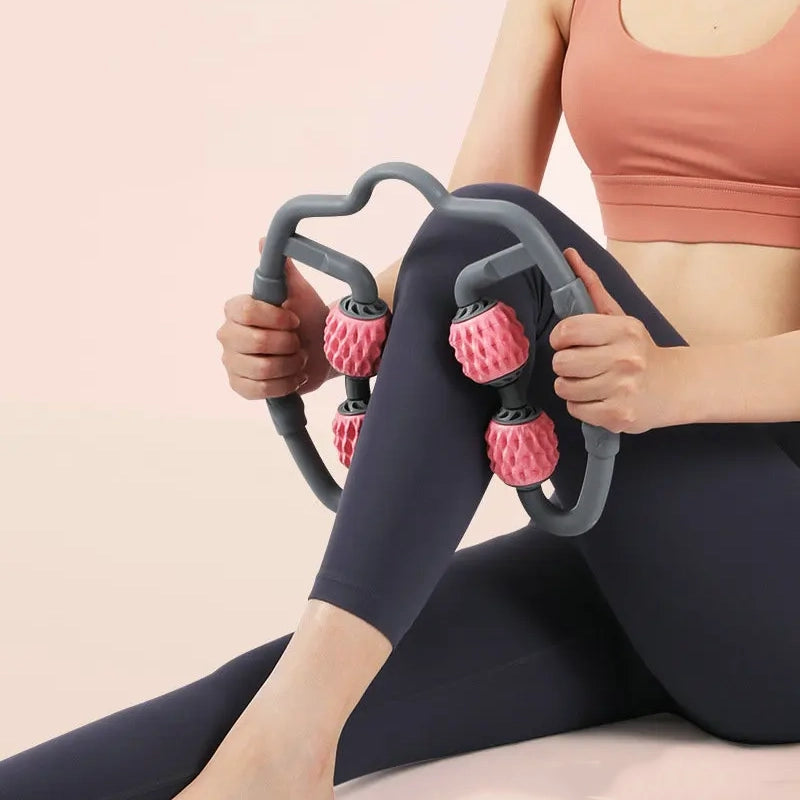 Frau benutzt grauen und rosa Muskelroller für Beine, Fitnessgerät, Massage, Entspannung.