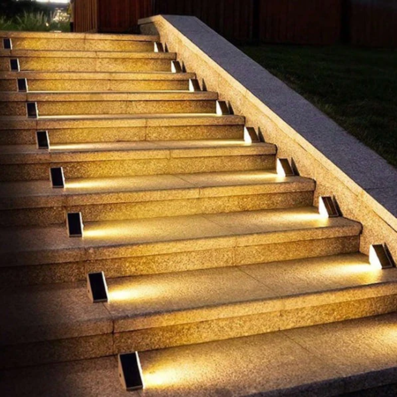 Beleuchtete Steintreppe im Freien, moderne LED-Stufenbeleuchtung, Nachtansicht