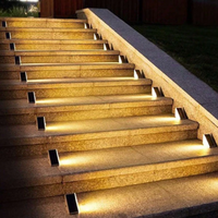 Beleuchtete Steintreppe im Freien, moderne LED-Stufenbeleuchtung, Nachtansicht
