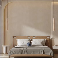 Modernes Schlafzimmer mit Holz-Doppelbett, grauer Bettwäsche, Hängelampen und beigem Wanddesign.