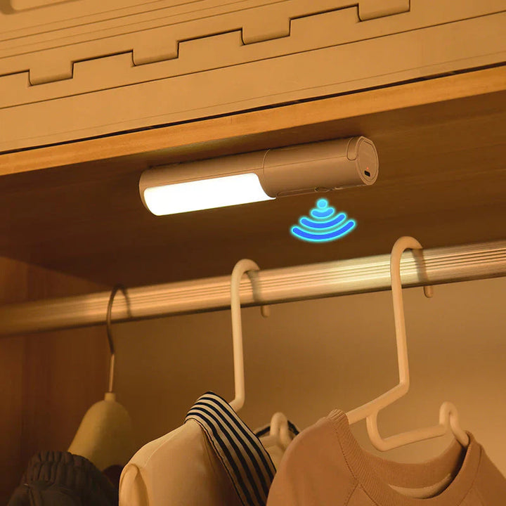 LED-Schrankleuchte mit Bewegungssensor, kabellos, warmweiß, energiesparend, für Kleiderschrank.
