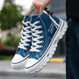 Blaue High-Top-Canvas-Sneaker für Herren, modisch, mit weißer Sohle und Schnürung.
