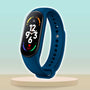 Blaue Smartwatch mit Fitness-Tracker, rundem Display und Silikonarmband auf hellem Hintergrund.