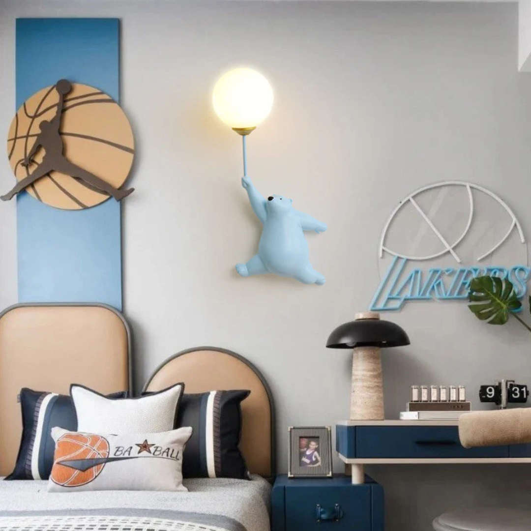 Kinderzimmer mit Basketball-Dekor, blauer Bär-Lampe, moderne Wandgestaltung, gemütliches Bett.