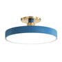 Blaue Deckenleuchte mit Messingakzenten, moderne LED-Lampe für Wohnzimmerbeleuchtung.