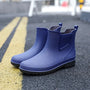 Blaue Gummistiefel für Damen, wasserdicht, rutschfest, ideal für Regenwetter.