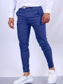 Mann in blauer Slim-Fit-Hose und weißen Sneakers, eleganter Look, Herrenmode.