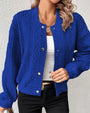 Frau in blauer Strickjacke, Zopfmuster, lässig, modisch, Damenmode, Herbstkleidung.