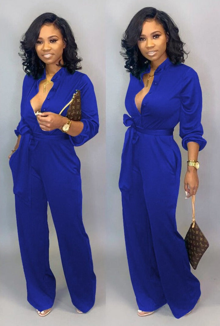 Frau in blauem Jumpsuit, elegante Mode, braune Handtasche, goldene Uhr, schwarzes Haar.