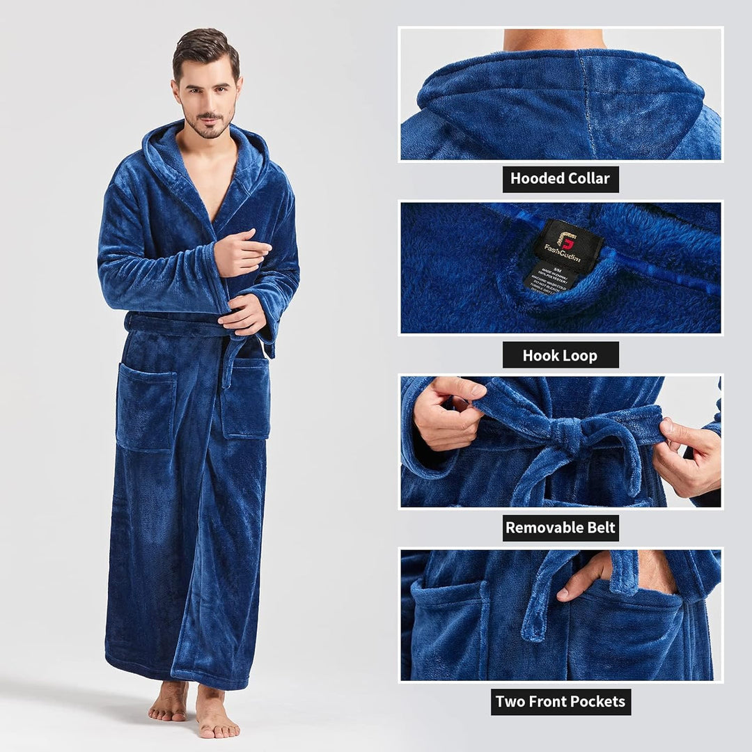 Mann im blauen Fleece-Bademantel mit Kapuze, Gürtel und Taschen, gemütlich und warm.