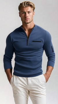 Mann in blauem Langarmshirt mit Reißverschluss, weiße Hose, modische Herrenbekleidung.