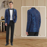 Mann im eleganten blauen Brokat-Smoking mit schwarzer Fliege, ideal für formelle Anlässe.