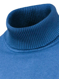 Blauer Rollkragenpullover aus Baumwolle, Nahaufnahme, weiches Material, modisches Design.