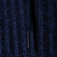 Dunkelblauer Strickpullover mit Reißverschluss, Texturdetail, Herrenmode, Winterkleidung.