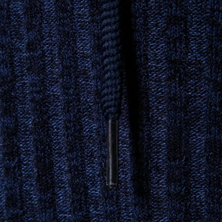Dunkelblauer Strickpullover mit Reißverschluss, Texturdetail, Herrenmode, Winterkleidung.